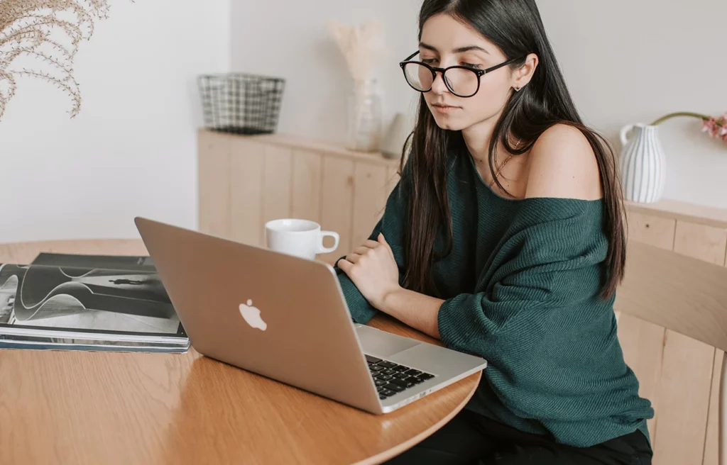 a woman writing her resume to look for a new job